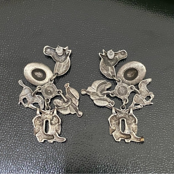 Unique Vintage Pewter Western Horse Saddle Cowboy Hat Boots Gun Charms Earrings - Picture 6 of 11
